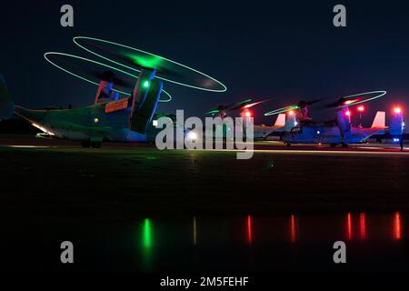 20 dicembre 2022 - Marine Corps Auxiliary Landing F, North Carolina, USA - USA Marine Corps MV-22 Osprey Aircraft assegnato a Marine Medium Tiltrotor Squadron 162 (rinforzato), 26th Marine Expeditionary Unit, prepararsi al decollo prima di condurre un raid simulato durante Marine Expeditionary Unit Exercise (MEUEX) i presso Marine Corps Auxiliary Landing Field Bogue, North Carolina, dicembre. 20, 2022. Il raid è stato il culmine della missione MAGTF per l'esercizio. Attraverso la formazione e la preparazione continua, il 26th° MEU continuerà ad essere il primo paese pronto a partecipare alla spedizione e re Foto Stock