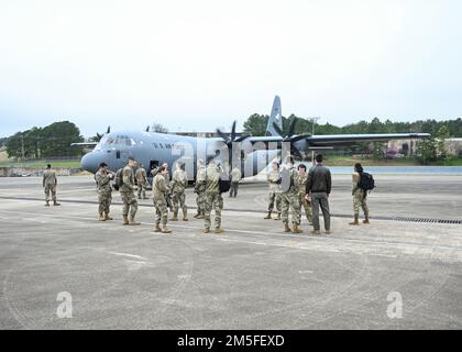 Ufficiali provenienti dai campi di carriera della squadra Little Rock arrivano alla Sumpter Smith Air National Guard base, Alabama, 11 marzo 2022. Gli Airmen hanno fornito i cadetti ROTC del distaccamento AFROTC 015 dell'Università di Tuskegee e del distaccamento AFROTC 012 dell'Università di Samford con un volo di orientamento C-130J, così come preziose informazioni sui campi di carriera in tutta l'Aeronautica militare. Foto Stock