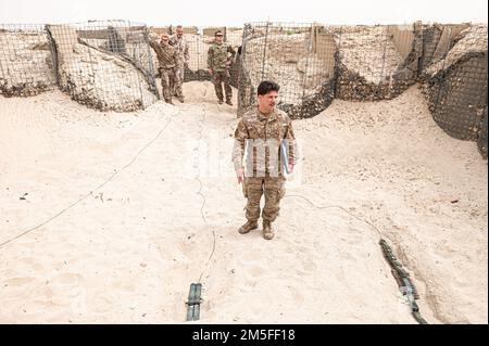 STATI UNITI Alexander Thibodeaux, un esplosivo tecnico di smaltimento delle ordinanze con l'ingegnere civile di spedizione 386th Squadron, volo EOD, briefing i partner della coalizione sulle detonazioni controllate durante un giorno di demolizione della Coalition presso la base aerea di Ali al Salem, Kuwait, 11 marzo 2022. STATI UNITI Uomini d'aviazione, soldati, marines e partner di coalizione provenienti da Danimarca, Italia e Regno Unito sono stati invitati durante una detonazione controllata regolarmente programmata di munizioni inutilizzabili, per sostenere la continua creazione di partnership risolute. Foto Stock