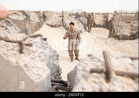 STATI UNITI Alexander Thibodeaux, un esplosivo tecnico di smaltimento delle ordinanze con l'ingegnere civile di spedizione 386th Squadron, volo EOD, briefing i partner della coalizione sulle detonazioni controllate durante un giorno di demolizione della Coalition presso la base aerea di Ali al Salem, Kuwait, 11 marzo 2022. STATI UNITI Uomini d'aviazione, soldati, marines e partner di coalizione provenienti da Danimarca, Italia e Regno Unito sono stati invitati durante una detonazione controllata regolarmente programmata di munizioni inutilizzabili, per sostenere la continua creazione di partnership risolute. Foto Stock