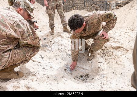 STATI UNITI Alexander Thibodeaux, un esplosivo tecnico per lo smaltimento delle ordinanze con l'ingegnere civile EOD del 386th, verifica l'efficacia di una detonazione controllata durante un giorno di demolizione della Coalition presso la base aerea di Ali al Salem, Kuwait, 11 marzo 2022. STATI UNITI Uomini d'aviazione, soldati, marines e partner di coalizione provenienti da Danimarca, Italia e Regno Unito sono stati invitati durante una detonazione controllata regolarmente programmata di munizioni inutilizzabili, per sostenere la continua creazione di partnership risolute. Foto Stock