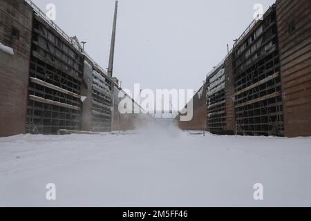 Il blocco PoE disidratato in Sault Ste Marie, Michigan, è sottoposta a manutenzione invernale dal 16 gennaio al 25 marzo di ogni anno. Il bilancio del Presidente per l’anno fiscale 2023 include oltre $6,6 miliardi di dollari di finanziamenti discrezionali per gli Stati Uniti Programma Army Corps of Engineers Civil Works, con poco più di $117,2 milioni di dollari stanziati per i progetti del distretto di Detroit. Foto Stock