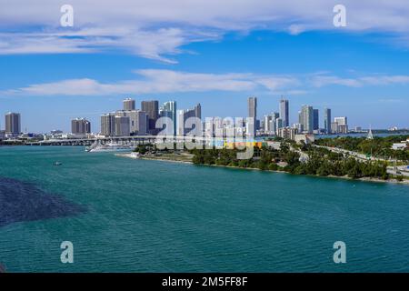 Splendida vista del porto di Miami Beach, dei sobborghi e degli yacht sul porticciolo Foto Stock