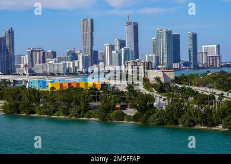 Splendida vista del porto di Miami Beach, dei sobborghi e degli yacht sul porticciolo Foto Stock