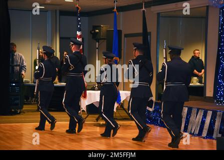 BASE DI FORZA SPAZIALE PETERSON, COLOM. – La Guardia d'onore di High Frontier presenta Colors al banchetto annuale di premiazione della Peterson Space Force base, Colorado, 11 marzo 2022. I membri della Guardia d'onore sono addestrati per mostrare unità, precisione e supporto militare. Foto Stock