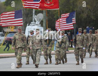 Lt. Col. Brian Looney, a sinistra, Jonathan Saunders, a destra, la squadra di comando per il “Battaglione Gila”, 9th Battaglione ingegnere Brigata, 2nd squadra di combattimento Brigata Armorata, 3rd Divisione fanteria, guidano l’elemento Soldato che rappresenta la Divisione Marne nella parata del Festival delle fattorelle e della fauna selvatica del 54th a Claxton, Georgia, 12 marzo 2022. 3rd ID comunità relazioni programmi, come marciando in parate locali, sostenere e sostenere le relazioni tra i membri del servizio e leader a Fort Stewart-Hunter Army Airfield e i cittadini delle comunità civili vicine. Foto Stock