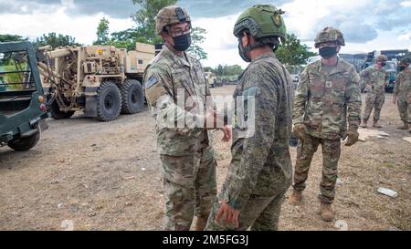 STATI UNITI Christian Castillo, un meccanico di veicoli gommati con B Company, 325th Battaglione di supporto della Brigata di Fanteria, 3rd squadra di combattimento della Brigata di Fanteria, 25th Divisione di Fanteria, scuote le mani con un Soldato dell'Esercito filippino durante le operazioni di recupero dei veicoli in rollover, insieme agli Stati Uniti Esercito 1st Sgt. Joshua Gluck of H Company, 2nd battaglione, 27th reggimento di fanteria, 3rd squadra di combattimento di Brigata di fanteria, 25th Divisione di fanteria, durante Salaknib 2022 su Fort Magsaysay, Nueva Ecija, Filippine, 12 marzo 2022. Salaknib è un esercito filippino-guidato annuale, Stati Uniti L'Esercito Pacifico sponsorizzato esercizio bilaterale progettato per it Foto Stock