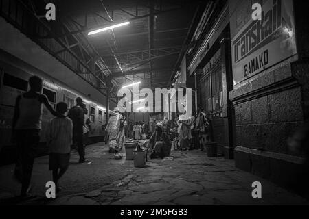 Stazione ferroviaria con passeggeri in Bamako, Mali, Africa occidentale Foto Stock