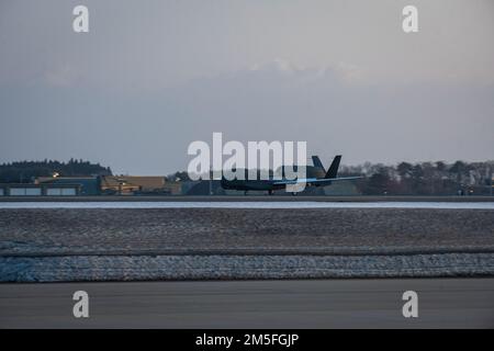 Un falco globale RQ-4B atterra sulla pista alla base aerea di Misawa, Giappone, 12 marzo 2022. Il modello RQ-4B è un aeromobile pilotato in remoto ad alta quota, lunga durata e con una suite di sensori integrati che offre funzionalità globali per tutte le condizioni atmosferiche, di intelligence diurna o notturna, sorveglianza e ricognizione. L'aggiunta di questo aeromobile all'inventario della Japan Air Self-Defense Force sostiene direttamente la difesa del Giappone e la pace e la stabilità nella regione dell'Indo-Pacifico. Foto Stock