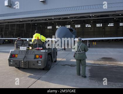 Un falco globale RQ-4B viene spostato in un hangar sulla linea di volo alla base aerea di Misawa, Giappone, 12 marzo 2022. Il modello RQ-4B è un aeromobile pilotato in remoto ad alta quota, lunga durata e con una suite di sensori integrati che offre funzionalità globali per tutte le condizioni atmosferiche, di intelligence diurna o notturna, sorveglianza e ricognizione. L'aggiunta di questo aeromobile all'inventario della Japan Air Self-Defense Force sostiene direttamente la difesa del Giappone e la pace e la stabilità nella regione dell'Indo-Pacifico. Foto Stock