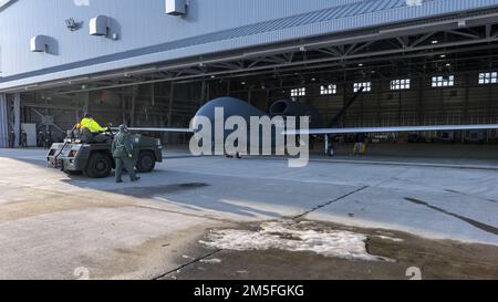 Un falco globale RQ-4B viene spostato in un hangar sulla linea di volo alla base aerea di Misawa, Giappone, 12 marzo 2022. Il modello RQ-4B è un aeromobile pilotato in remoto ad alta quota, lunga durata e con una suite di sensori integrati che offre funzionalità globali per tutte le condizioni atmosferiche, di intelligence diurna o notturna, sorveglianza e ricognizione. L'aggiunta di questo aeromobile all'inventario della Japan Air Self-Defense Force sostiene direttamente la difesa del Giappone e la pace e la stabilità nella regione dell'Indo-Pacifico. Foto Stock