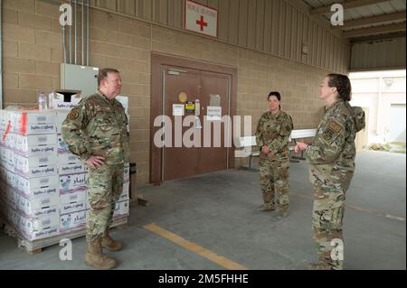 STATI UNITI Richard W. Scobee, capo della riserva dell'aeronautica e comandante del comando della riserva dell'aeronautica, parla con il Lt. Kathryn Garner, comandante di volo delle operazioni sanitarie, volo delle operazioni sanitarie, 386th Gruppo medico di spedizione, di fronte all'edificio medico della base aerea di Ali al Salem, Kuwait, 12 marzo 2022. Lo scopo della visita all'ASAB, che vanta un'ampia presenza di riserva nell'area di responsabilità del CENTCOM, era quello di parlare con i cittadini della riserva schierati Airmen, riconoscere i loro sforzi e ottenere un feedback diretto per aiutare l'AFR a addestrare e equipaggiare Combat-r Foto Stock