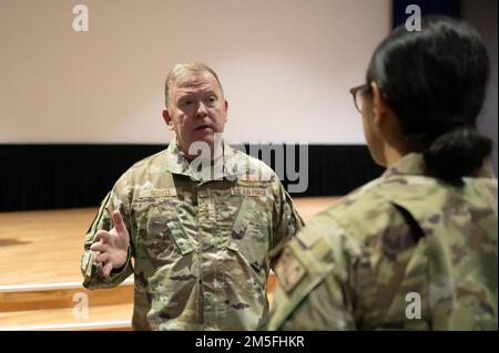 STATI UNITI Richard W. Scobee, capo della riserva dell'aeronautica e comandante del comando della riserva dell'aeronautica, parla con il capitano Melissa Heintz, capo degli affari pubblici, 386th Airlift Expeditionary Wing, al teatro di base presso Ali al Salem Air base, Kuwait, 12 marzo 2022. Lo scopo della visita all'ASAB, che vanta un'ampia presenza di riserva nell'area di responsabilità del CENTCOM, era quello di parlare con gli Airmen cittadini della riserva dispiegati, riconoscere i loro sforzi e ottenere un feedback diretto per aiutare l'AFR a addestrare e equipaggiare gli Airmen pronti per il combattimento. Foto Stock