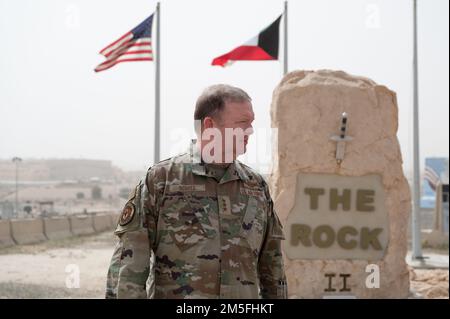 STATI UNITI Richard W. Scobee, capo della riserva dell'aeronautica e comandante del comando della riserva dell'aeronautica, si trova di fronte alla roccia presso la base aerea di Ali al Salem, Kuwait, 12 marzo 2022. Lo scopo della visita all'ASAB, che vanta un'ampia presenza di riserva nell'area di responsabilità del CENTCOM, era quello di parlare con gli Airmen cittadini della riserva dispiegati, riconoscere i loro sforzi e ottenere un feedback diretto per aiutare l'AFR a addestrare e equipaggiare gli Airmen pronti per il combattimento. Foto Stock