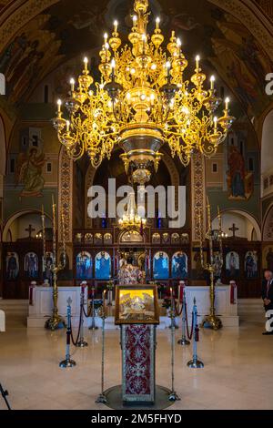 Uno scatto verticale del bellissimo interno della Cattedrale Metropolitana Ortodossa di Santorini a Fira Foto Stock
