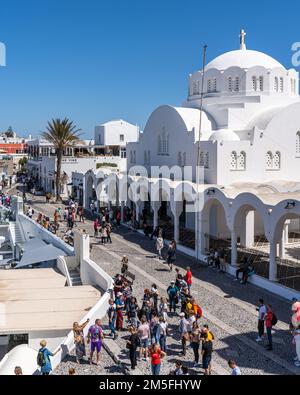 Un'immagine verticale della Cattedrale Metropolitana di Candléma Holy Ortodossa situata sull'isola di Santorini, in Grecia Foto Stock