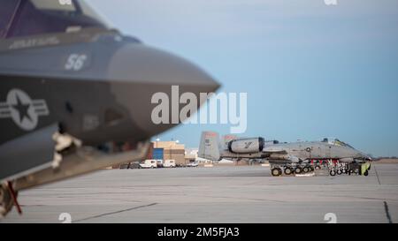 A-10 Thunderbolt IIS, della 124th Fighter Wing della Guardia Nazionale dell'Idaho Air, siediti sulla linea del volo a Gowen Field, Boise, Idaho, 12 marzo 2022. Il velivolo era in attesa di volare e di allenarsi con F-35B Lightning IIS, da U.S. Marine Corps Marine Operational Test and Evaluation Squadron One (VMX-1). Foto Stock