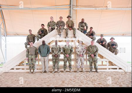 I militari statunitensi che lavorano per i cani, gli specialisti della cura degli animali e i partner della coalizione si presentano per una foto di gruppo durante il Rock’s Military Working Dog Competition presso la base aerea di Ali al Salem, Kuwait, 12 marzo 2022. Nel corso della giornata, i team MWD hanno partecipato a vari eventi, come il rilevamento di esplosivi, un ruck di 2,45 km, una porzione di obbedienza e vari scenari per testare la resistenza, la comunicazione e la conoscenza delle squadre. I partecipanti hanno incluso una squadra della Marina e dell'Esercito del Gruppo di supporto dell'Esercito - Dipartimento dei servizi di emergenza del Kuwait da Camp Arifjan, Kuwait, e quattro squadre del 386th ESFS. Foto Stock