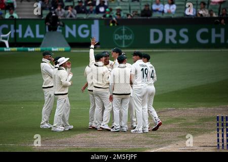 Melbourne, Australia, 29 dicembre 2022. Dopo una recensione del DRS, Mitchell Starc of Australia celebra il bowling Sarel Erwee del Sudafrica LBW durante il Boxing Day Test Match tra Australia e Sud Africa presso il Melbourne Cricket Ground il 29 dicembre 2022 a Melbourne, Australia. Credit: Dave Hewison/Speed Media/Alamy Live News Foto Stock