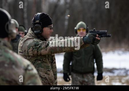 NEGLI STATI UNITI Special Operations Forces member with 10th Special Forces Group dimostra una buona forma e un buon controllo delle armi con le forze nazionali di difesa (KASP) lituane su una gamma vicino Kaunas, Lituania 12 marzo 2022. Queste valutazioni congiunte della gamma giornaliera sono utilizzate per scambiare tattiche, migliorare la preparazione alle missioni e mantenere avanzate abilità di marketing di combattimento, promuovendo al contempo una forte collaborazione con le forze alleate. Foto Stock