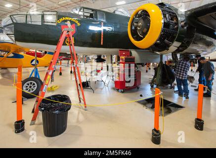 Champaign Gal, un bombardiere B-25 Mitchell, si trova su una tribuna nel Champaign Aviation Museum il 12 marzo 2022, a Urbana, Ohio. Il personale del museo e i volontari hanno rimosso le ruote dell’aereo e i supporti principali per la manutenzione. Le eliche sono state rimosse e inviate al Michigan per la ricertificazione. Foto Stock