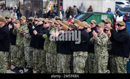 220313-N-MQ631-1071 GROTON, CONN – I leader e i marinai assegnati alla base navale sottomarina (SUBASE) New London e i comandi della base sul lungomare applaudono l'equipaggio della USS Colorado (SSN 788) mentre il sottomarino di classe Virginia ritorna alla base dopo un dispiegamento di quasi sette mesi. Durante il corso, il sommergibile e l'equipaggio hanno sostenuto le capacità fondamentali della strategia marittima della Marina, come il controllo del mare, la proiezione di potenza, la presenza in avanti, la sicurezza marittima e la deterrenza. Foto Stock