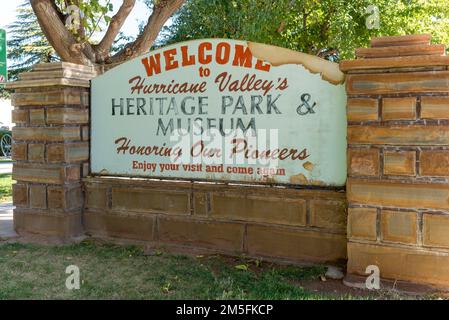 Un cartello di benvenuto per l'Heritage Park and Museum che onora i pionieri nella Hurricane Valley nello Utah. Foto Stock