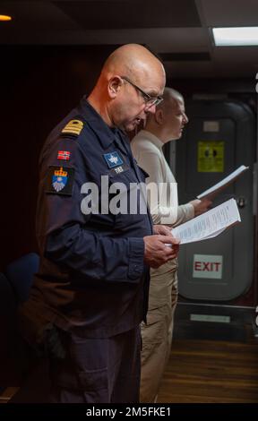 220313-N-CY569-1020 MARE di CRETE (13 marzo 2022) Lt. CMdR. ASLE Tveit, cappellano di comando, fregata della Royal Norwegian Navy HNoMS Fridtjof Nansen (F310), canta durante un servizio religioso cristiano nella cappella a bordo della portaerei di classe Nimitz USS Harry S. Truman (CVN 75), 13 marzo 2022. Il gruppo Harry S. Truman Carrier Strike Group è in fase di implementazione pianificata negli Stati Uniti Sesta area di attività Fleet a sostegno degli interessi degli Stati Uniti, alleati e partner in Europa e Africa. Foto Stock