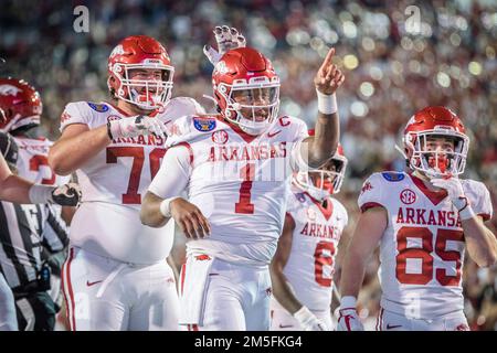 Memphis, Tennessee, Stati Uniti. 28th Dec, 2022. Arkansas Razorbacks quarterback KJ Jefferson (1), centro, festeggia con i compagni di squadra dopo aver segnato un touchdown durante l'AutoZone Liberty Bowl del 64th tra i Kansas Jayhawks e i Razorbacks Arkansas al Simmons Bank Liberty Stadium di Memphis, Tennessee. James/CSM/Alamy Live News Foto Stock