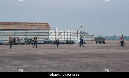 I militari del 8th Maintenance Group partecipano a un controllo dei detriti di corpi estranei durante il Cope Tiger 2022 presso la base aerea Korat Royal Thai, Thailandia, 13 marzo 2022. La 8th Fighter Wing, situata fuori dalla base aerea di Kunsan, Repubblica di Corea, ha contribuito alla progettazione, pianificazione ed esecuzione di CT22 in Thailandia per evidenziare l'alleanza con i governi di Thailandia e Singapore, e migliorare l'interoperabilità con la Royal Thai e Royal Singapore Air Forces. Foto Stock