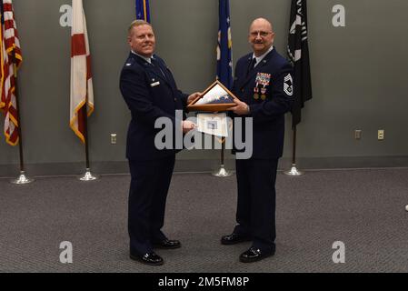 I membri dell'Ala per il rifornimento aereo 117th partecipano alla cerimonia di ritiro del Capo Maestro Sgt. John Isbell alla Sumpter Smith Joint National Guard base, Alabama, 13 marzo 2022. Isbell si ritirò dopo più di 35 anni nella Guardia Nazionale aerea. Foto Stock