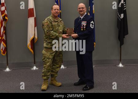 I membri dell'Ala per il rifornimento aereo 117th partecipano alla cerimonia di ritiro del Capo Maestro Sgt. John Isbell alla Sumpter Smith Joint National Guard base, Alabama, 13 marzo 2022. Isbell si ritirò dopo più di 35 anni nella Guardia Nazionale aerea. Foto Stock