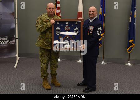 I membri dell'Ala per il rifornimento aereo 117th partecipano alla cerimonia di ritiro del Capo Maestro Sgt. John Isbell alla Sumpter Smith Joint National Guard base, Alabama, 13 marzo 2022. Isbell si ritirò dopo più di 35 anni nella Guardia Nazionale aerea. Foto Stock