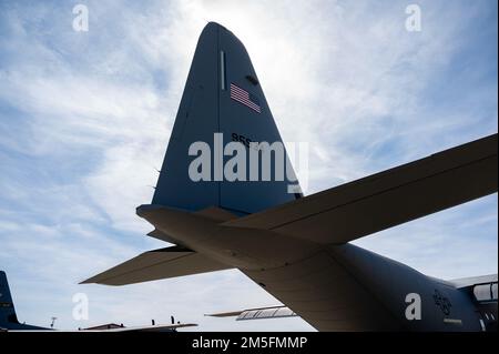 Il secondo diretto dalla fabbrica di aerei C-130J-30 atterra il 14 marzo 2022, alla base della Guardia Nazionale aerea McLaughlin di Charleston, West Virginia. Questo è il settimo di otto Super Hercules che sarà ricevuto dalla 130th Airlift Wing. Il numero di coda 95934 è il secondo aeromobile nuovo in fabbrica ricevuto dalla fabbrica Lockheed Martin di Marietta, GA. A giugno, l’aereo finale arriverà alla 130th Airlift Wing di Lockheed, completando la flotta di otto aerei C-130J-30. L'Ala Airlift completerà la sua transizione dal vecchio C-130 H3 e sarà pienamente in grado di missione entro giugno 202 Foto Stock