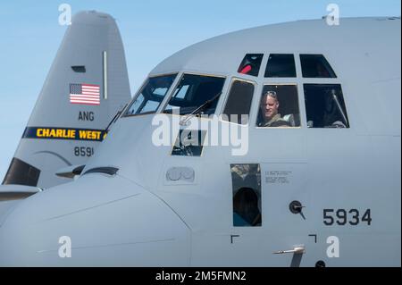 Il secondo diretto dalla fabbrica di aerei C-130J-30 atterra il 14 marzo 2022, alla base della Guardia Nazionale aerea McLaughlin di Charleston, West Virginia. Questo è il settimo di otto Super Hercules che sarà ricevuto dalla 130th Airlift Wing. Il numero di coda 95934 è il secondo aeromobile nuovo in fabbrica ricevuto dalla fabbrica Lockheed Martin di Marietta, GA. A giugno, l’aereo finale arriverà alla 130th Airlift Wing di Lockheed, completando la flotta di otto aerei C-130J-30. L'Ala Airlift completerà la sua transizione dal vecchio C-130 H3 e sarà pienamente in grado di missione entro giugno 202 Foto Stock