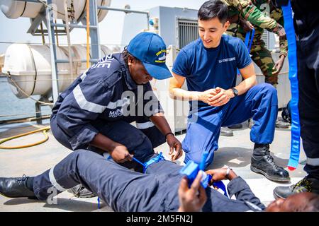 220314-N-ZA688-0265 DAKAR, Senegal (14 marzo 2022) Stati Uniti La guardia costiera Lt. CMdR Jason Acuna osserva i marinai senegalesi che conducono la formazione medica a bordo della nave di pattuglia della Marina senegalese, Fouladou, come parte dell'esercizio Obangame Express a Dakar, Senegal, 14 marzo 2022. Obangame Express 2022, condotto dagli Stati Uniti Naval Forces Africa, è un esercizio marittimo in mare volto a migliorare la cooperazione tra le nazioni partecipanti al fine di aumentare la sicurezza e la sicurezza marittima nelle regioni costiere del Golfo di Guinea e dell'Africa occidentale. STATI UNITI La sesta flotta, con sede a Napoli, conduce il fu Foto Stock