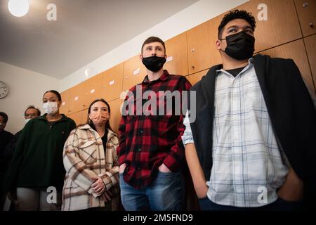 Gli studenti della Incirlik Air base Airman Leadership School della classe 22-C ascoltano i membri della Turkish American Association e degli Stati Uniti Il Consolato di Adana ha tenuto un discorso di apertura durante una visita allo stabilimento TAA di Adana, Turchia, 14 marzo 2022. La visita è stata un'occasione per migliorare i rapporti tra il personale di Incirlik AB e la comunità locale facilitando conversazioni tra studenti di ALS, volontari di base e studenti di TAA. Il TAA mira a fornire servizi di educazione linguistica in linea con le esigenze di educazione linguistica straniera nell'era dell'informazione insegnando l'inglese fin dai suoi stabilisti Foto Stock
