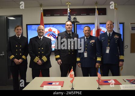 Amanda Greer, Environmental Response of Canadian Coast Guard Great Lakes Sector, Keven Raymond, Regional Director of Incident Management for the Canadian Coast Guard’s Central Region, Marc-André Meunier, Central Region Assistant Commissioner Canadian Coast Guard, Rear Arm. Michael Johnston, comandante del Nono Distretto della Guardia Costiera degli Stati Uniti, e il capitano Kevin Floyd, Capo della prevenzione della Guardia Costiera degli Stati Uniti, posate per una foto alla firma dell'accordo Great Lakes Geographic Annex (CANUSLAK) a Montreal, 14 marzo 2022. L'accordo CANUSLAK è un allegato operativo Foto Stock