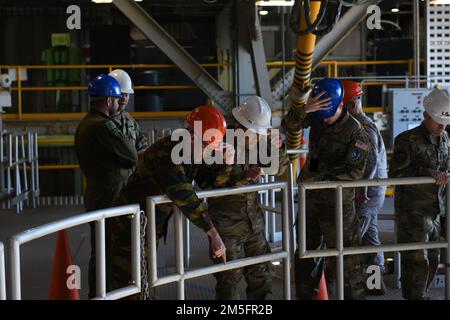 I membri dell'Air War College, insieme alle guide turistiche dello Space Launch Squadron del 2nd, osservano 14 piani attraverso l'area di carico per i razzi allo Space Launch Complex 6 sulla base della forza spaziale di Vandenberg, California, 14 marzo 2022. Ufficiali di 21 nazioni diverse hanno visitato Vandenberg per familiarizzare con le operazioni spaziali combinate e con quali sfide, preoccupazioni e opportunità portano. Foto Stock