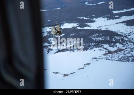 STATI UNITI Army 10th Special Forces Group member salta da un AC-130 in Gunnison Co., 14 marzo 2022. Special Operations Winter Mountain Training Center ha ospitato un esercizio di formazione sul campo come evento finale per il corso Special Operations Winter Mountain Operator. Foto Stock