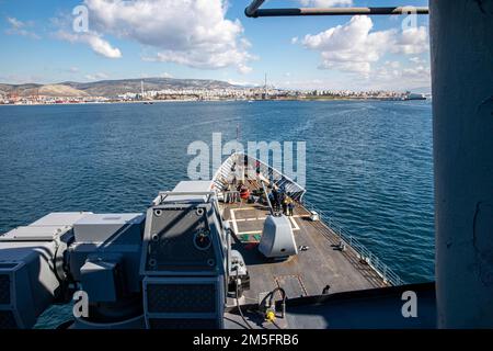 220314-N-AO868-1040 PIRAEUS, Grecia (14 marzo 2022) l'incrociatore missilistico guidato di classe Ticonderoga USS San Jacinto (CG 56), si rechi nel Pireo, Grecia, per una visita al porto programmata, marzo. 14, 2022. San Jacinto viene schierato con il gruppo Harry S. Truman Carrier Strike Group in un'implementazione pianificata negli Stati Uniti Sesta area di attività Fleet a sostegno degli interessi nazionali, della sicurezza e della stabilità degli Stati Uniti in Europa e in Africa. Foto Stock