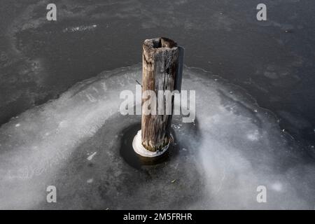 Chicago, Stati Uniti. 28 dicembre 2022. Clima a Chicago – il ghiaccio copre il fiume Chicago a seguito di una forte neve e di quello che è stato definito un “ciclone bomba” che ha colpito grandi parti del paese con temperature gelide. Le previsioni per Chicago sono più calde, sopra-zero condizioni per i prossimi dieci giorni. Credit: Stephen Chung / Alamy Live News Foto Stock