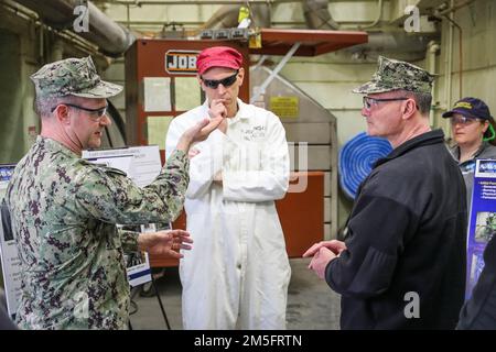 220314-N-CM812-014 Naval Surface Warfare Center Indian Head Division (NSWC IHD) comandante Capt. Eric Correll (a sinistra); NSWC IHD Direttore tecnico Ashley Johnson (a sinistra); Comandante, Naval Sea Systems Command, Vice ADM. William Galinis (a destra centro); E Emily Leitsch (a destra), direttore della divisione Energetics & Explosives & Energetics della NSWC IHD, discutono della capacità del comando di miscelare, fondere e processare vari prodotti propellenti ed esplosivi durante un tour del 420 Gallon Mixer Facility del reparto Energetics Manufacturing, marzo 15. Foto Stock