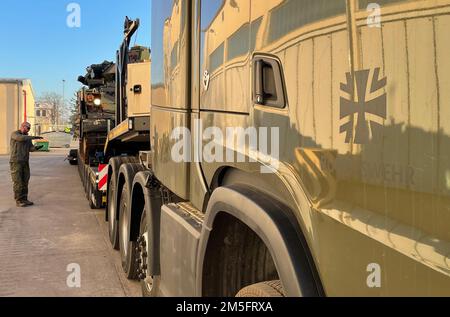 Un soldato tedesco guida un conducente mentre carica un US Esercito Bradley veicolo di combattimento su un esercito tedesco Heavy Equipment Transporter presso Coleman Worksite a Mannheim, Germania. Questi nuovi HET tedeschi stanno aiutando a consegnare 405th veicoli e attrezzature per il supporto sul campo della Brigata Army Preposition Stocks-2 dal cantiere Coleman a Grafenwoehr, in Germania, dove l'APS-2 viene rilasciato per schierare le forze statunitensi. Il 405th AFSB ha attivato completamente i suoi siti APS-2, e per la prima volta nella storia del programma APS-2 della brigata ha il compito di vestire un intero team di combattimento di brigate corazzate Foto Stock