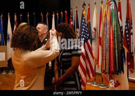 Sieglinde Russell (a sinistra), moglie del maggiore generale Russell Sr., presenta la medaglia di lode del servizio pubblico a Razell Perry (a destra), moglie del comando Sgt. Maggiore Michael J. Perry III, durante una cerimonia di rinuncia alla responsabilità a Fort Knox, Kentucky, 15 marzo 2022. Il 1st Theater Sustainment Command ha ospitato la cerimonia di congedo a Perry. Foto Stock