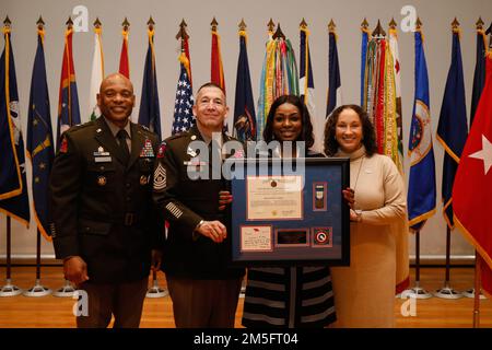 Il comando Sgt. Major Michael J. Perry III (a sinistra), consulente senior, 1st Theater Sustainment Command, celebra il suo tempo servendo il TSC 1st con sua moglie, Razell (centro), e Sieglinde Russel (a destra), durante una cerimonia di rinuncia alla responsabilità a Fort Knox, Kentucky, il 15 marzo 2022. Perry assumerà la carica di consulente senior arruolato del Vice Capo di Stato maggiore dell’esercito per le installazioni, chiamato anche Vice Capo di Stato maggiore, G-9. Foto Stock