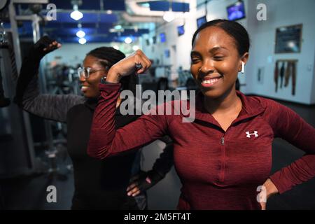 Senior Airman Jimara Palmer, operatore di sicurezza missilistica presso lo Squadron delle forze di sicurezza missilistiche 890th (a sinistra), e Senior Airman Lashonda Schlis, controllore di sicurezza di volo presso lo Squadron delle forze di sicurezza missilistiche 890th (a destra), posa mentre si lavora presso F.E. Base dell'aeronautica militare di Warren, Wyoming, 15 marzo 2022. Questa immagine è stata catturata nel tentativo di sensibilizzare il mondo femminile. Foto Stock