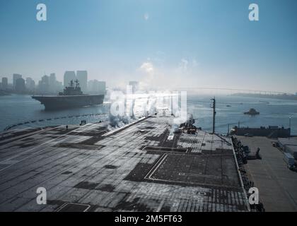 220315-N-XK462-1014 OCEANO PACIFICO (15 marzo 2022) la USS Makin Island (LHD 8) passa davanti alla USS Nimitz (CVN 68) nella baia di San Diego. Nimitz sta conducendo operazioni di routine. Foto Stock