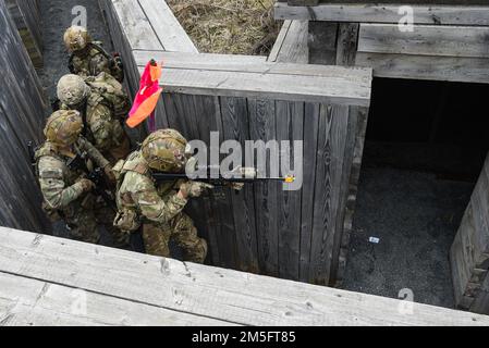 STATI UNITI I paracadutisti dell'esercito, assegnati a B Company, 1st battaglione, 503rd reggimento di fanteria, 173rd Brigata di Airborne, hanno sgombrato una trincea durante un'esercitazione di fuoco a vuoto presso la Grafenwoehr Training Area del 7th Army Training Command, Germania, 15 marzo 2022. La Brigata Airborne 173rd è la U.S.A. La forza di risposta di emergenza dell’esercito in Europa, che fornisce forze rapidamente dispiegabili alle aree di responsabilità europee, africane e del comando centrale degli Stati Uniti. Foto Stock