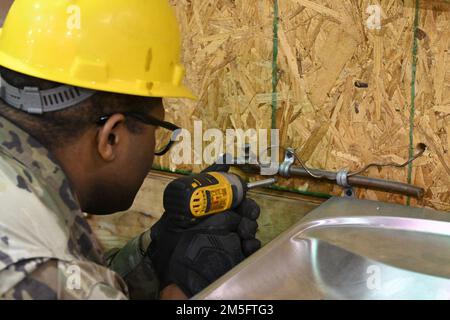 Questi soldati mostrati in queste foto provengono da tutto il paese in varie unità della Guardia Nazionale da tutto lo Stato Unito (NJ, PA, NC, NY, VA, SC, VT, CO E AR). Stanno completando la classe Plumbers Course 003-21 presso l'edificio di formazione sulle competenze verticali di Fort Dix. Army Plumbers fa parte dell'installazione e della riparazione di edifici. Le tubazioni eseguono tutte le riparazioni e la manutenzione di base delle tubazioni. Ogni volta che si verifica un problema di installazione o una perdita, vengono chiamati. Devono conoscere le modalità di installazione e riparazione dei comandi delle caldaie, dei sistemi di purificazione dell'acqua e di distillazione. Foto Stock